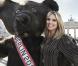 Heidi Klum, ambassadrice d'Astor, pose devant la porte de Brandebourg à Berlin avec un ours, symbole de la capitale allemande. Le 16 octobre 2012.