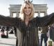 Heidi Klum, ambassadrice d'Astor, pose devant la porte de Brandebourg à Berlin. Le 16 octobre 2012.
