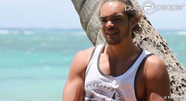 Joakim Noah sur une plage d'Hawaï, louant les services d'une naturopathe locale