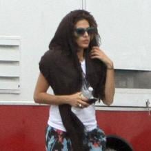 Eva Mendes se cache sous un vieux pull sur le plateau du téléfilm <em>Clear History</em> le 19 octobre 2012.