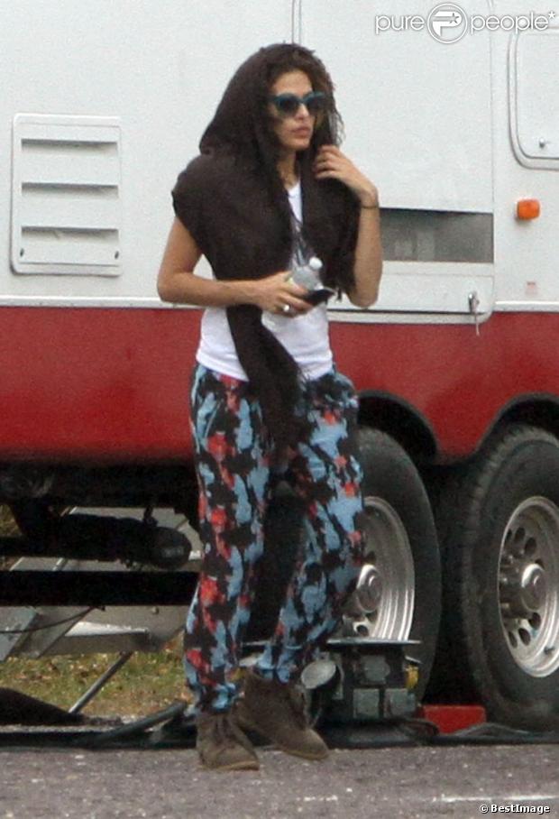 Eva Mendes se cache sous un vieux pull sur le plateau du téléfilm  Clear History  le 19 octobre 2012.