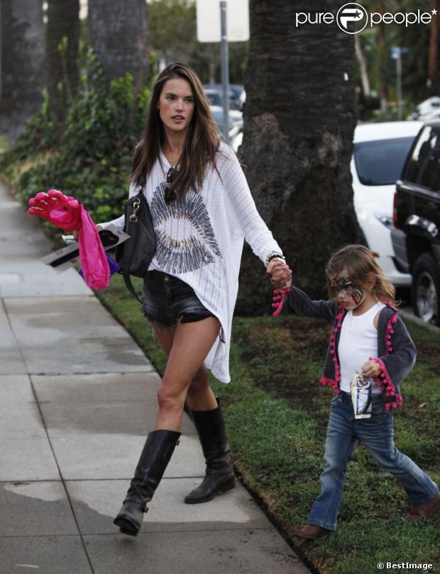 Alessandra Ambrosio se rend chez Mr Bones Pumpkin Patch à Los Angeles le 23 octobre 2012