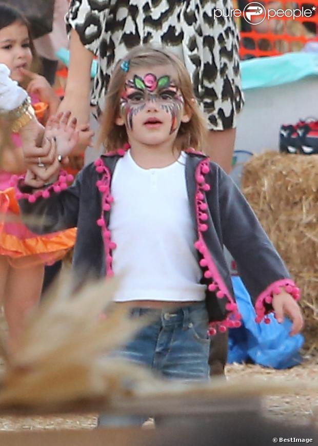 Anja, la fille d'Alessandra Ambrosio, dévoile son maquillage réalisé chez Mr Bones Pumpkin Patch à Los Angeles le 23 octobre 2012
