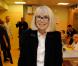 Mireille Darc dédicace une affiche pour l'opération +de vie à l'Hôpital Paul-Brousse à Villejuif le 25 octobre 2012.
