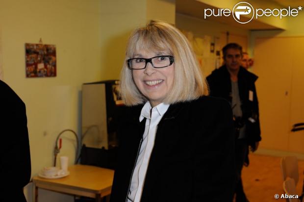 Mireille Darc pour l'opération +de vie à l'Hôpital Paul-Brousse à Villejuif le 25 octobre 2012.