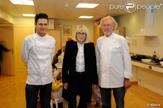 Mireille Darc entourée par Pierre Gagnaire et Abraham De La Rosa pour l'opération +de vie à l'Hôpital Paul-Brousse à Villejuif le 25 octobre 2012.