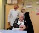 Mireille Darc et Pierre Gagnaire avec une pensionnaire pour l'opération +de vie à l'Hôpital Paul-Brousse à Villejuif le 25 octobre 2012.