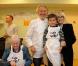 Mireille Darc et Pierre Gagnaire au milieu des pensionnaires pour l'opération +de vie à l'Hôpital Paul-Brousse à Villejuif le 25 octobre 2012.