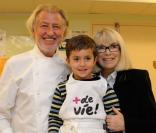 Mireille Darc et Pierre Gagnaire pour l'opération +de vie à l'Hôpital Paul-Brousse à Villejuif le 25 octobre 2012.