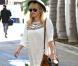 Look bohème parfait pour Reese Witherspoon qui accessoirise sa robe blanche avec des  low-boots , un chapeau et un sac Mulberry
