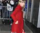 Taylor Swift reine du look rétro nous fait fondre en look rouge avec sa jupe midi à carreaux