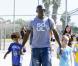Seal main dans la main avec ses enfants à Los Angeles le 27 octobre 2012.