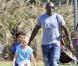 Seal est un père attentif avec ses enfants comme il le prouve au parc à Los Angeles le 27 octobre 2012.