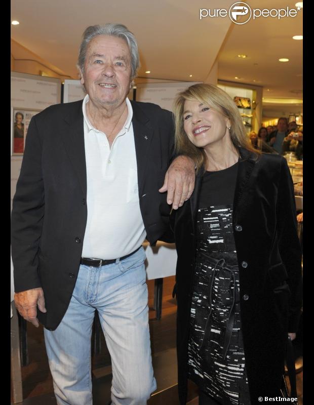 Alain Delon et Nicole Calfan dédicacent le livre de cette dernière,  Lettre entr'ouverte à Alain Delon , le mardi 30 octobre 2012 au Drugstore Publicis à Paris.