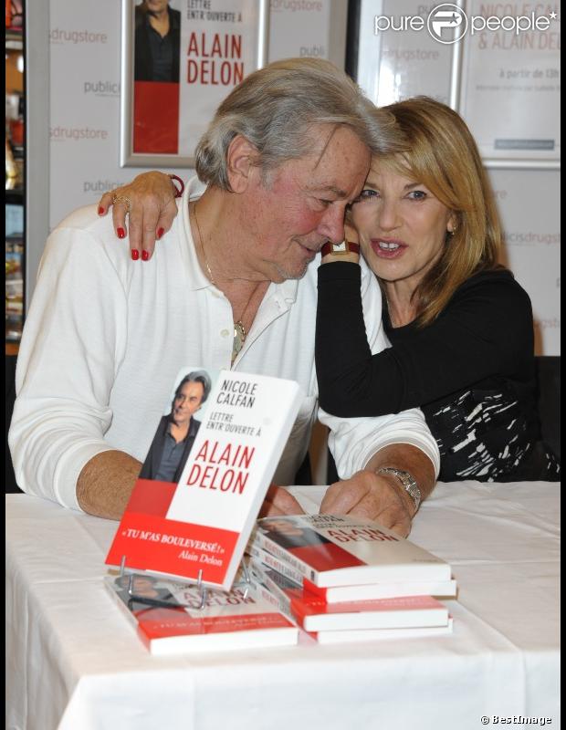 Alain Delon et Nicole Calfan, tellement complices, pour dédicacer le livre de cette dernière,  Lettre entr'ouverte à Alain Delon , le mardi 30 octobre 2012 au Drugstore Publicis à Paris.
