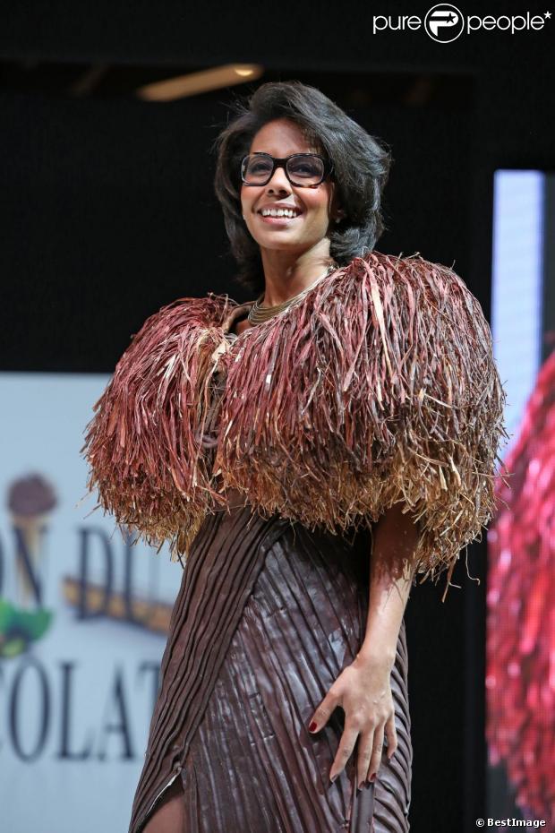 Audrey Pulvar, rayonnante lors du défilé qui lance le Salon du chocolat à la Porte de Versailles le 30 octobre 2012 à Paris