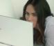 Megan Fox, face à son ordinateur, dans la publicité Acer.
