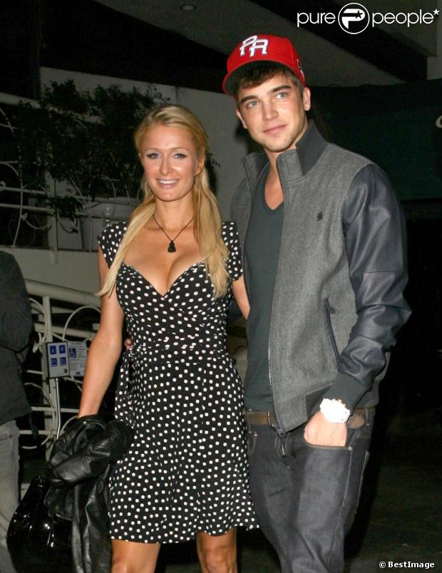 Paris Hilton et River Viiperi au restaurant Madeo à West Hollywood le 30 octobre 2012