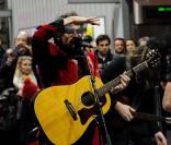 -M- : Concert surprise et dingue de Matthieu Chedid dans le métro à Paris