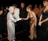 Elizabeth II : Kylie Minogue, Cheryl Cole, sublimes showwomen de Sa Majesté