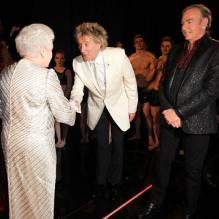 Rod Stewart salue avec effusion la reine Elizabeth II. Soirée du 100e gala du Royal Variety au Royal Albert Hall, à Londres, le 19 novembre 2012, en présence de la reine Elizabeth II et du prince Philip.