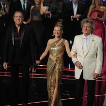 Kylie Minogue au bras de Rod Stewart au 100e gala du Royal Variety au Royal Albert Hall, à Londres, le 19 novembre 2012.