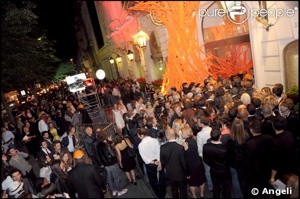 Le monde devant l'hôtel