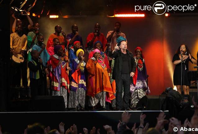 Jim Kerr et un choeur gospel au concert-événement de Mandela