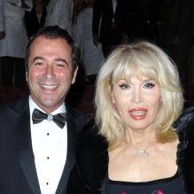 Bernard Montiel et Amanda Lear au dîner de gala de la Croix-Rouge à Paris le 29 novembre.