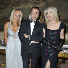 Bernard Montiel, Amanda Lear et Cécile de Ménibus au dîner de gala de la Croix-Rouge à Paris le 29 novembre.