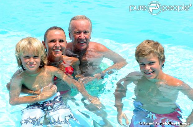 Yves Rénier entouré de ses fils Jules et Oscar et sa femme Karin dans leur maison de Saint Barthélémy le 10 août 2012.