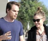 Michael C. Hall et sa compagne Morgan Macgregor à Hollywood le 31 octobre 2012.