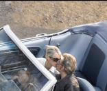 Laeticia Hallyday et Johnny sur le tournage de la pub Optic 2000