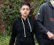  Mila Kunis a l'air exténué et ose la sortie sans maquillage au bras de son amoureux Ashton Kutcher près du domicile de l'acteur à Los Angeles. Le 12 décembre 2012. 
 Photo exclusive 
