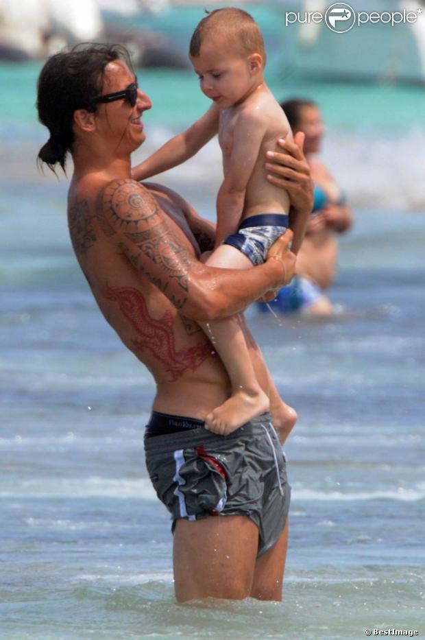 Zlatan Ibrahimovic en vacances sur l'île de Formentera le 15 juillet 2012 avec son fils Vincent, quelques jours avant de signer au Paris Saint-Germain