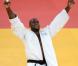 Il en avait fait son seul et unique objectif de ses dernières années. Avec cinq titres de champion du monde en poche, Teddy Riner avait déjà montré qu'il comptait parmi les plus grands judokas. Mais un titre olympique manquait encore à son palmarès. Alors ce 3 août, devant sa compagne Luthna et toute sa famille, le colosse au caractère enjoué a réalisé une journée parfaite en maîtrisant un à un ses adversaires, impuissants. Une finale gagnée plus tard, Teddy Riner pouvait se précipiter dans les bras de sa belle après être tombé à genoux sur le tatamis. Il devenait à 23 ans seulement l'un des plus grands champions de tous les temps...