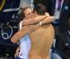  Si Laure Manaudou a totalement raté son retour au premier plan, échouant dès les séries de ces JO, elle aura probablement vécu ses plus belles émotions lors de la victoire de son petit frère Florent sur le 50 m nage libre ce 3 août 2012. Véritable outsider de ce sprint réservé à quelques spécialistes, le jeune Florent, auteur d'une coulée parfaite, a résisté au retour des favoris pour finalement décrocher une médaille en or à la surprise générale. Dans les tribunes, Laure Manaudou exultait parmi le clan français, ivre de joie. La belle descendait quatre à quatre les escaliers avant de se jeter dans les bras de son petit frère de 21 ans, au nez et à la barbe de la sécurité. Un passage de témoin vécu en direct où les larmes de Laure trahissait l'émotion du moment... 