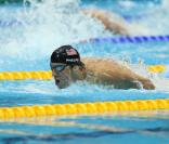  Insatiable. A Londres, Michael Phelps a poursuivi sa moisson de médailles d'or entamée lors des JO d'Athènes en 2004. Dans les bassins de l'Aquatics Center de Londres, toujours sous les yeux de sa maman, l'Américain a décroché 7 médailles dont 5 en or, portant son total à 22 breloques olympiques dont 18 en or, record absolu. En relais ou en individuel, le Flying Fish a démontré s'il était besoin qu'il était bien le plus grand nageur de tous les temps. Sourire bright et mâchoire carrée, le jeune homme de 28 ans a comme à son habitude dédié ses victoires à sa maman, en larmes pour le triomphe de son champion. Ses adversaires peuvent souffler, Michael Phelps avait décidé d'arrêter la compétition après ces JO... 