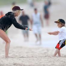 Ashlee Simpson joue avec son fils Bronx Wentz sur une plage à Hawaï, le 26 décembre 2012.