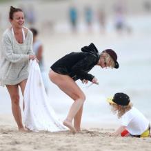 Tina Simpson, maman d'Ashlee et Jessica, Ashlee Simpson, son fils Bronx Wentz, Eric Johnson et sa fille Maxwell sur une plage à Hawaï, le 26 décembre 2012.