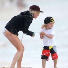 Ashlee Simpson et son fils Bronx Wentz sur une plage à Hawaï, le 26 décembre 2012.