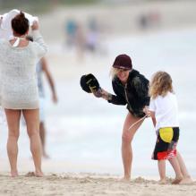 Tina Simpson, maman de Ashlee et Jessica, Ashlee Simpson, son fils Bronx Wentz à Hawaï, le 26 décembre 2012.