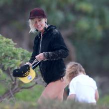 Ashlee Simpson et son fils Bronx Wentz à Hawaï, le 26 décembre 2012.