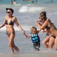 Ashlee Simpson et son fils Bronx Wentz en vacances sur la plage de Oahu à Hawaï, le 29 décembre 2012.