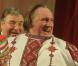 L'acteur Gérard Depardieu, en costume traditionnel, exhibe fièrement son nouveau passeport russe à Saransk le 6 janvier 2013.