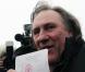 Gérard Depardieu montre son nouveau passeport russe le 6 janvier 2013 à Saransk.