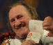 Gérard Depardieu, en costume traditionnel, exhibe fièrement son nouveau passeport russe à Saransk le 6 janvier 2013.