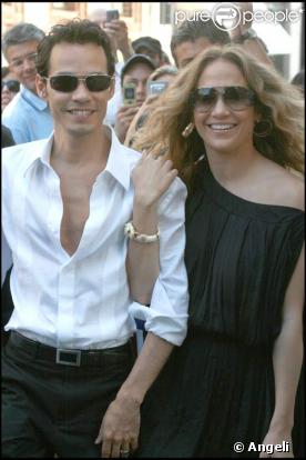Jennifer Lopez tient son Marc Anthony comme un sac !