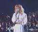 Mylène Farmer reçoit le trophée de l'interprète féminine de l'année aux Victoires de la Musique en 1988.