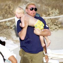 Boris Becker profite de son petit Amadeus en vacances en famille à Formentera le 13 août 2012